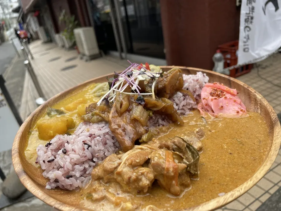 プレートに盛られた薬膳料理