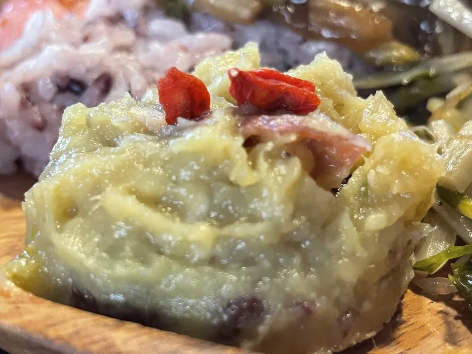 緑色のペースト状の料理