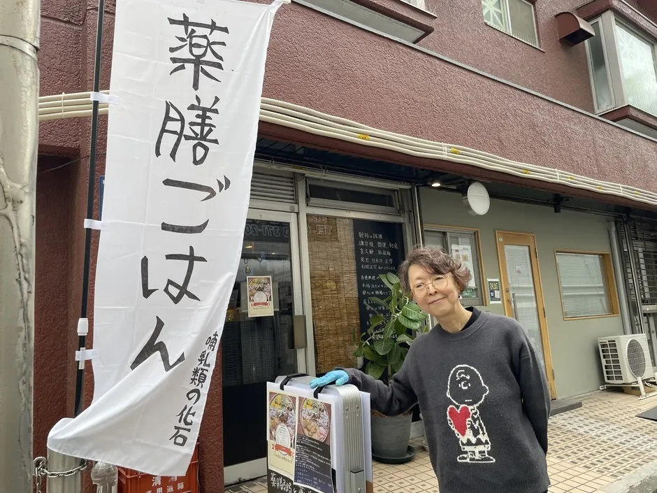 お店の前に立つ店主