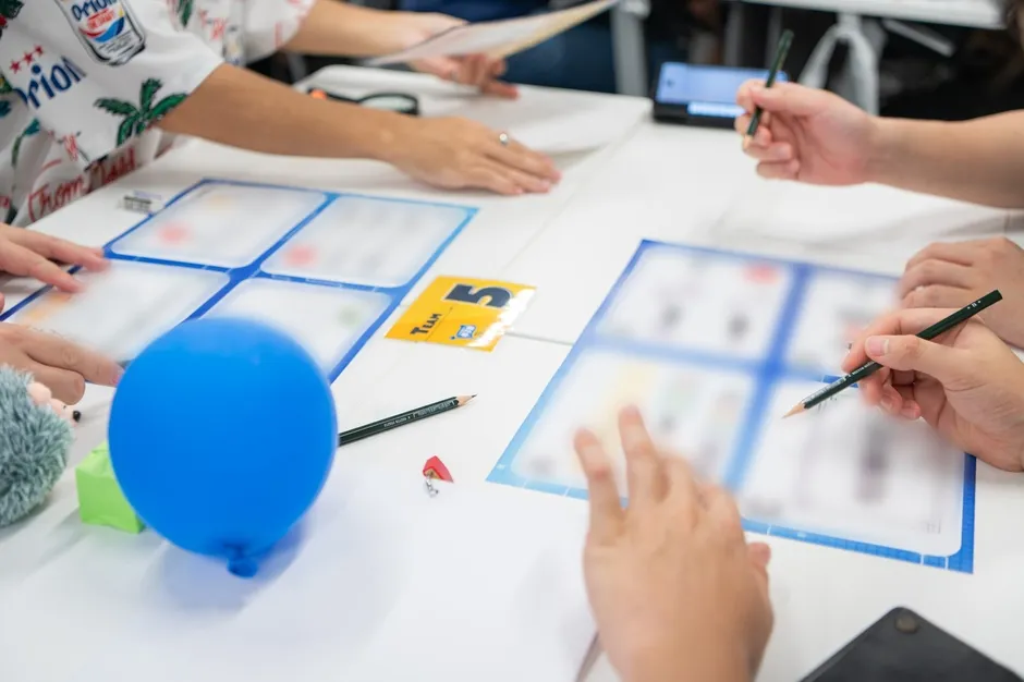 テーブルを囲んでゲームをしている様子。