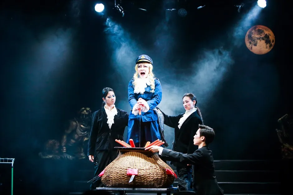 舞台でマジックを披露している様子