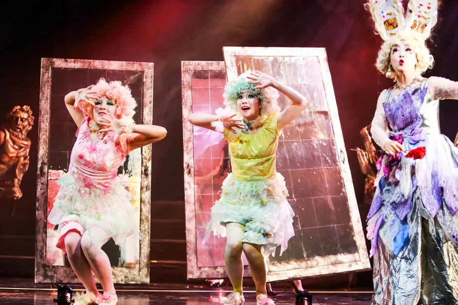 舞台でパフォーマンスをする3人の女性