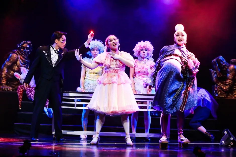 舞台でパフォーマンスをしている人々の画像