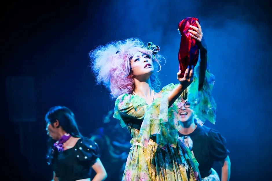 舞台でパフォーマンスをしている女性たち