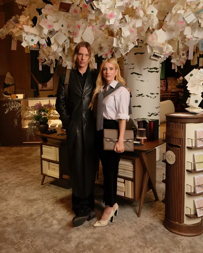 ジェイミー・キャンベル・バウワーとエマ・ロバーツ