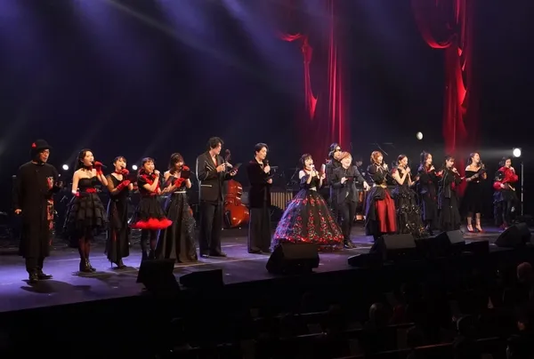 舞台で歌う人々の写真