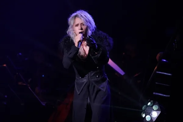 舞台で歌う女性の姿