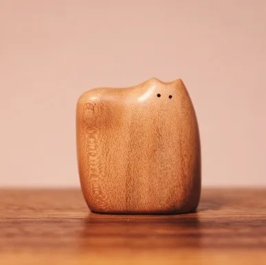 木製の猫の置物