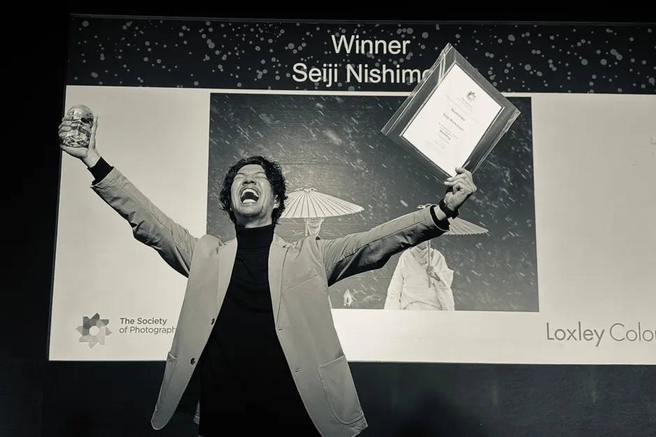 受賞の喜びを分かち合うフォトグラファーたち