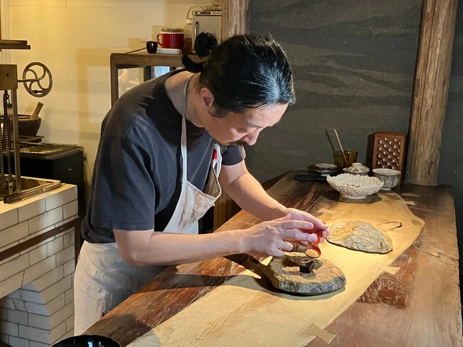 料理に集中する佐々木要太郎シェフ