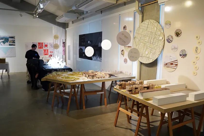 昨年度の展示の様子。建築模型などが並ぶ