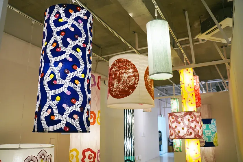 昨年度の展示の様子。様々なデザインのシェードが吊り下げられている