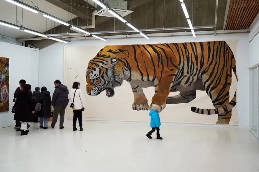昨年度の展示の様子。巨大なトラの絵画が目を引く
