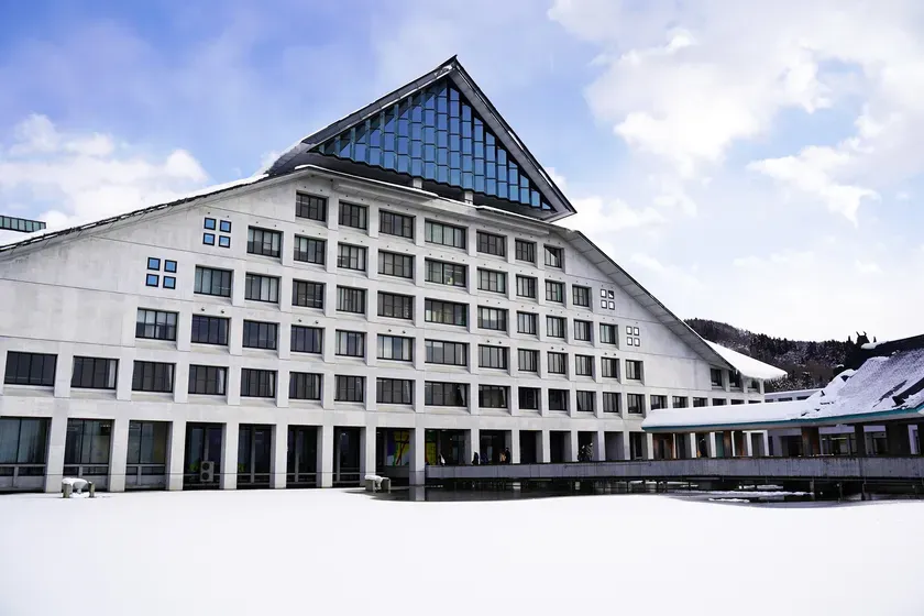 雪景色の中の東北芸術工科大学キャンパス