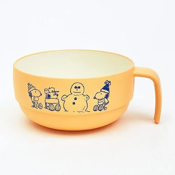 スヌーピーのイラストが描かれたオレンジ色のスープカップ