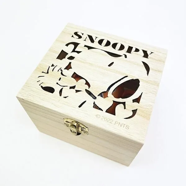 スヌーピーのシルエットがくり抜かれた木製の箱