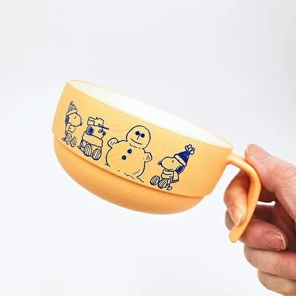 手に持たれたオレンジ色のマグカップ