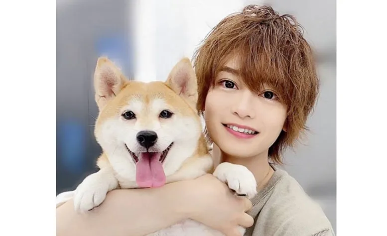 柴犬を抱っこするアニマルハウスユーキさん