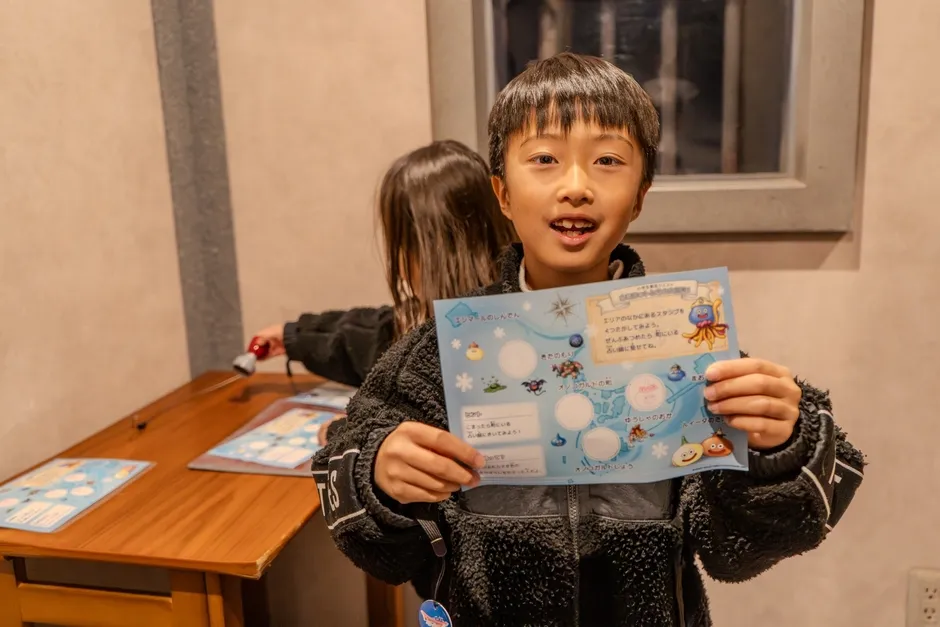 男の子が地図を広げている