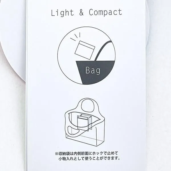 バッグの収納方法を示すイラスト。上部に「Light & Compact」の文字、中央にバッグのイラスト、下部に説明文が記載されている。