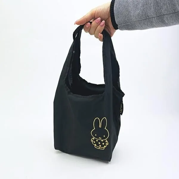 黒いミッフィーのイラストが描かれたエコバッグが手に持たれている様子。