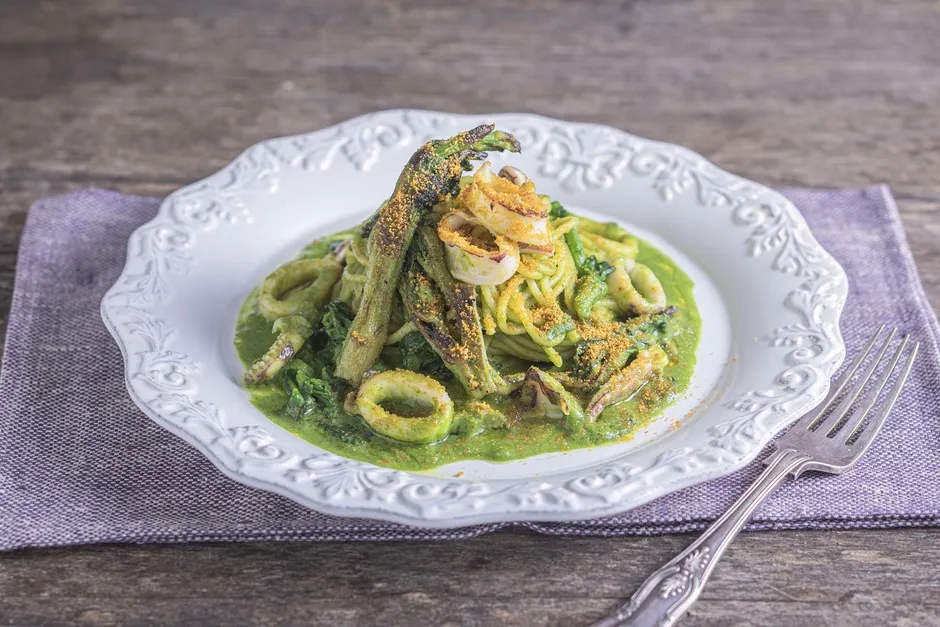 ヤリイカと菜の花の春らしいパスタ