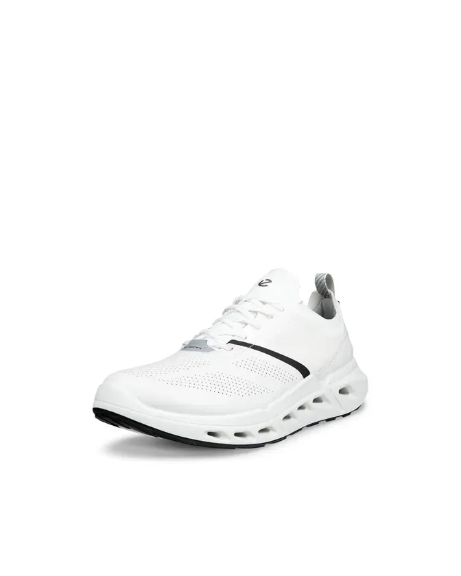 メンズモデルの白いスニーカー