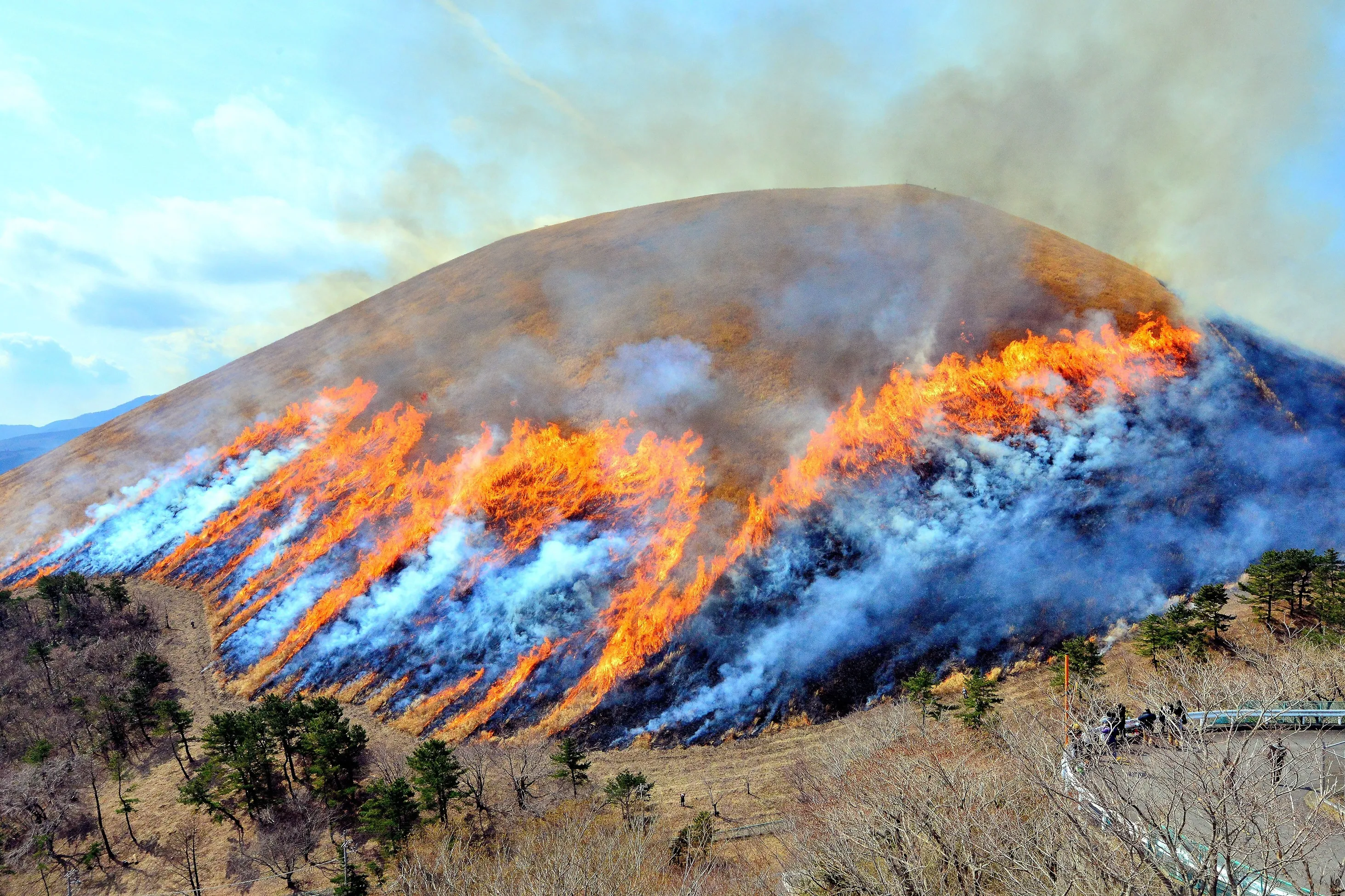 伊東の絶景!山が丸ごと燃える「大室山 山焼き」が2/8開催
