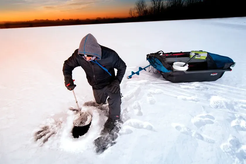 氷上で釣りを楽しむ様子