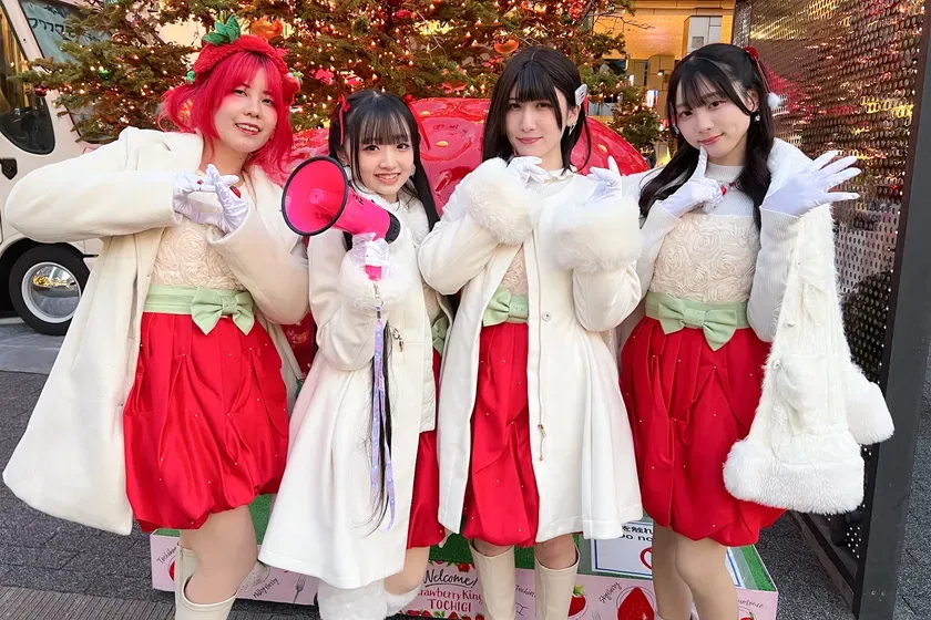 いちごの衣装で会場を盛り上げるミスいちご