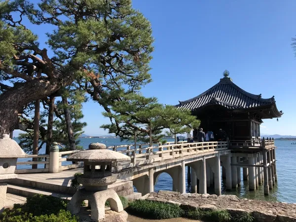 水上に浮かぶ浮御堂