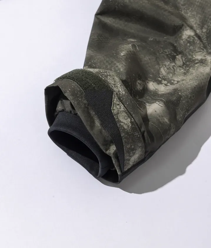 水の侵入を軽減する二重袖口