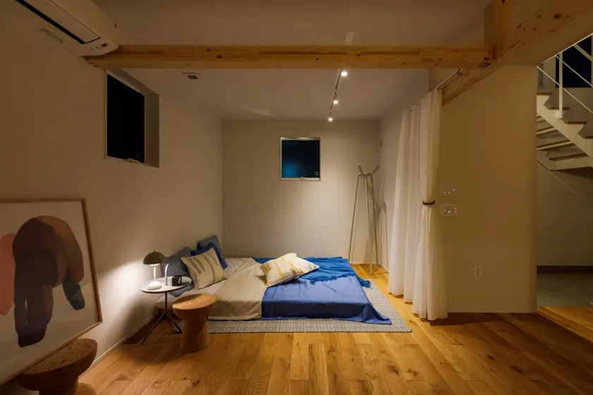 カーテンでゆるやかに仕切る寝室