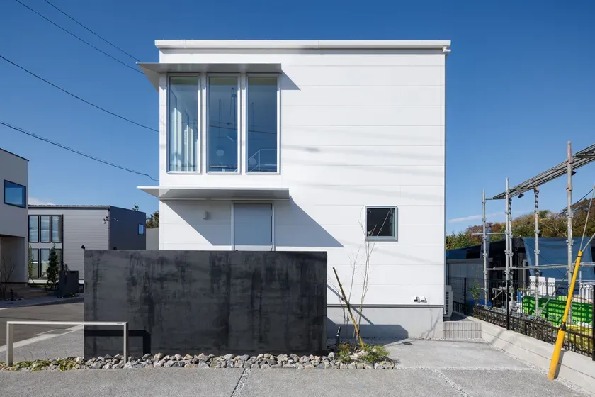 白い壁のモダンな住宅の外観