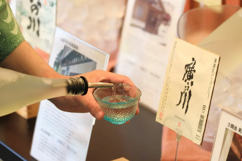 グラスに注がれる日本酒