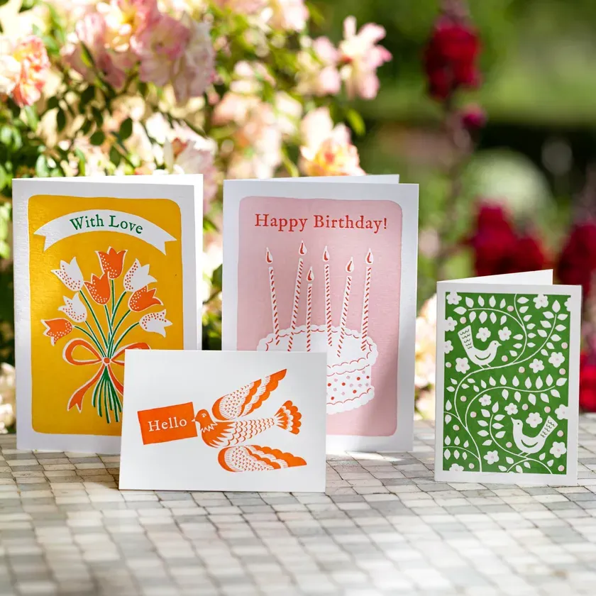 様々なデザインのカード