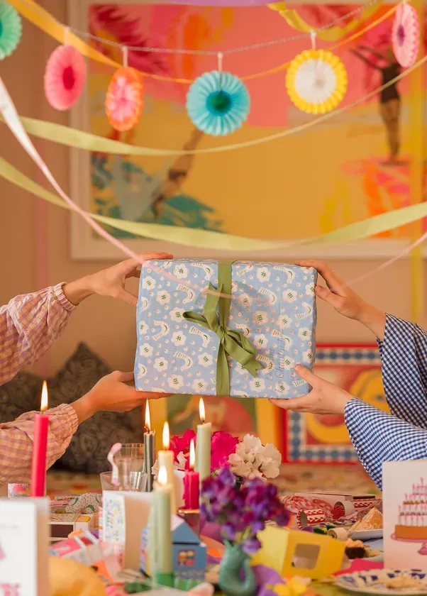 プレゼントを渡すシーン