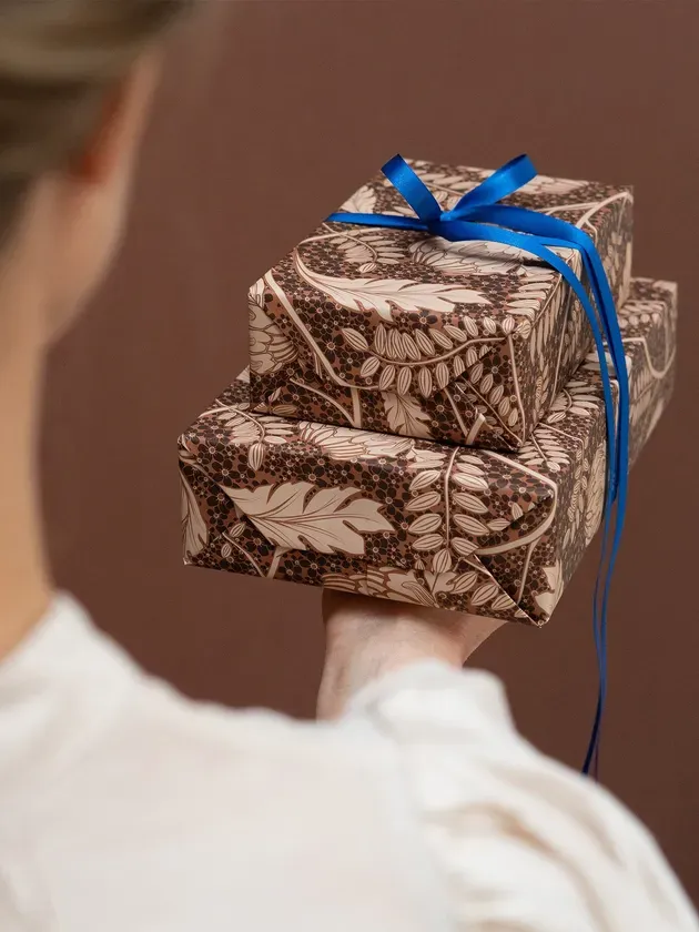 OMPAKの包装紙でラッピングされたギフト
