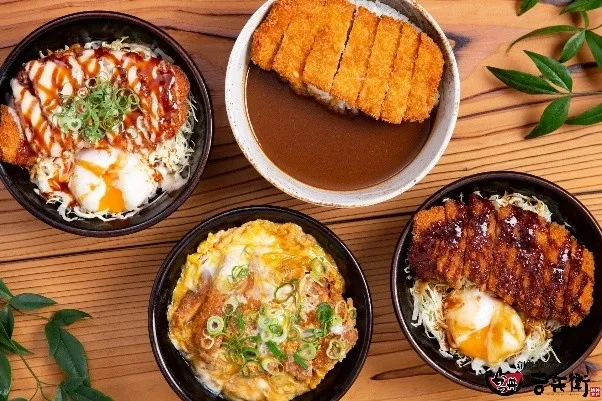 出汁を注ぐ様子