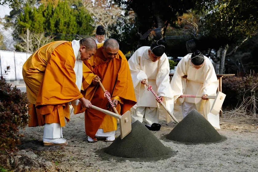 ご宮司と僧侶らによる鍬入れの儀