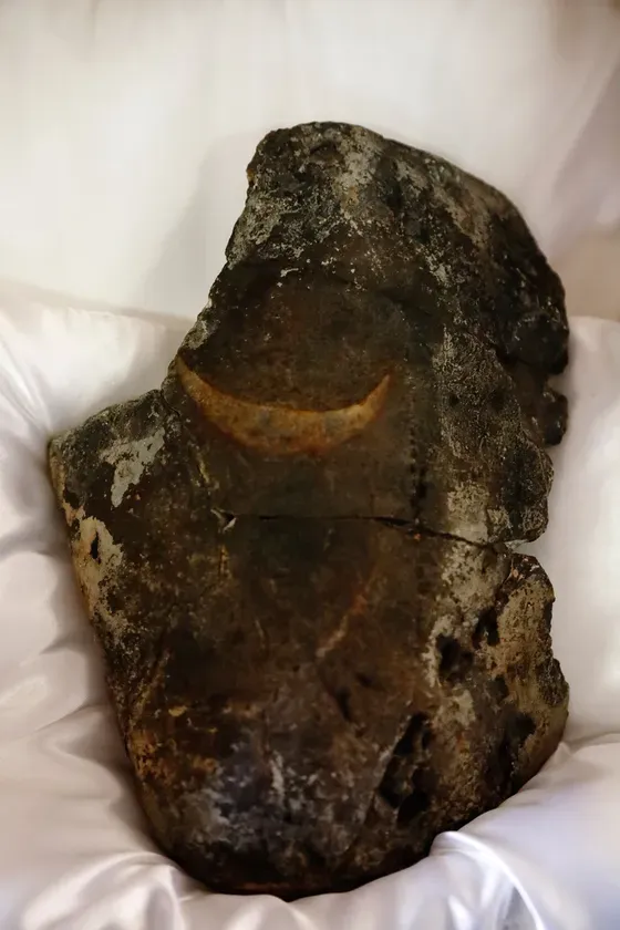 三日月の模様が浮かぶ「霊石・三日月石」