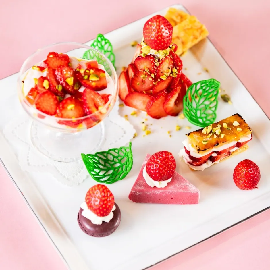 様々なデザートが盛り付けられたおしゃれなプレート