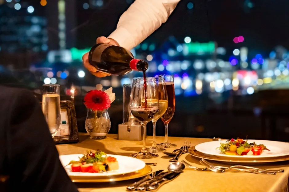 夜景を背景にしたディナーの様子