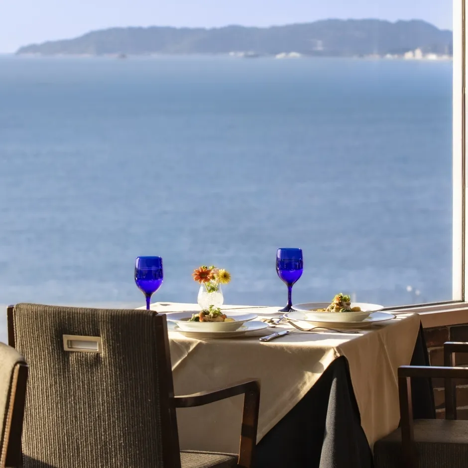 海を望むレストランのテーブル