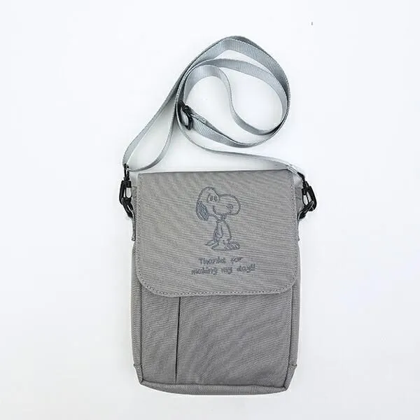 コンパクトながら複数のポケットで収納力抜群