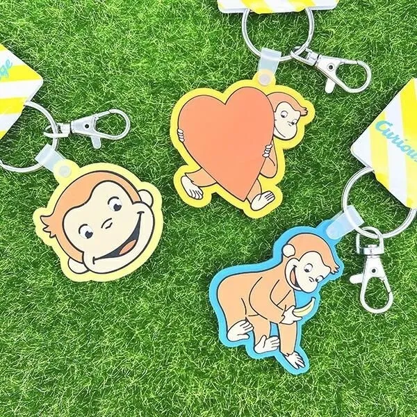 おさるのジョージのキーホルダーが3種類並んでいる様子