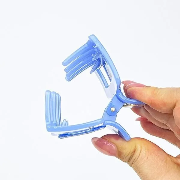 ヘアクリップをバッグにつけたイメージ