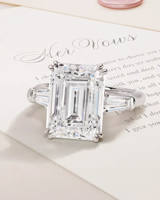 エメラルドカットのダイヤモンドリング