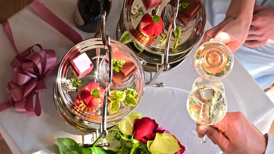 豪華なデザートプレートとシャンパン