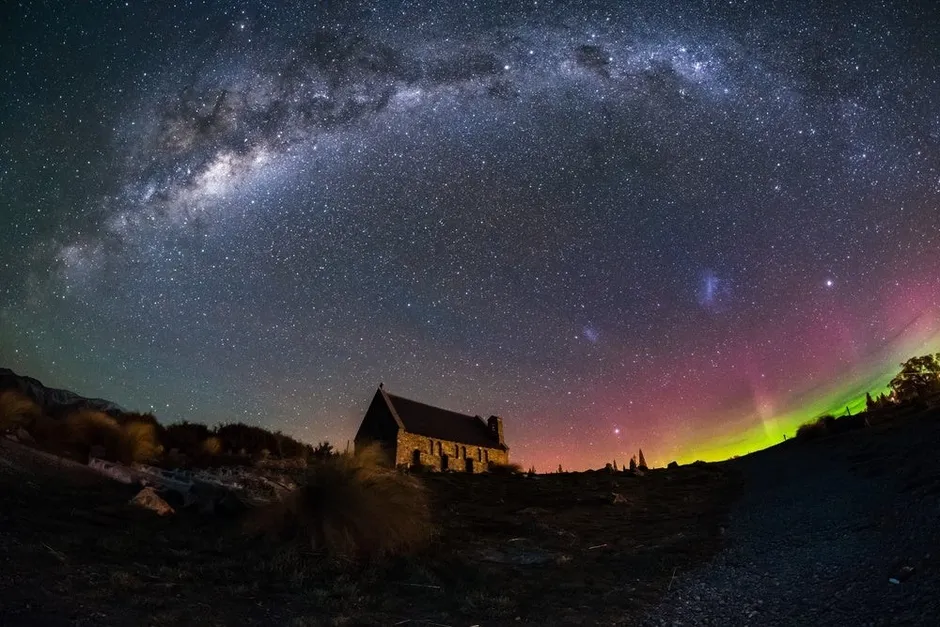 テカポ湖の星空と教会